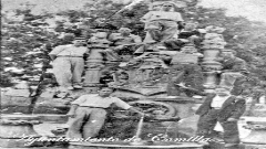 Jovenes subidos a la fuente tres caños (hacia 1930)